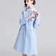 Áo gió của phụ nữ dài giữa năm 2021 đầu mùa xuân mới của phụ nữ màu xanh lam eo mỏng phong cách hàn quốc khí chất áo khoác đơn giản - Trench Coat