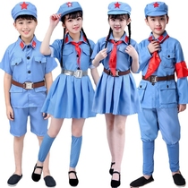 The big chorus plays out of the kindergarten glittering red star male and female Boy Scouts nostalgic boy Red Song Lone Male Peasant Soldier