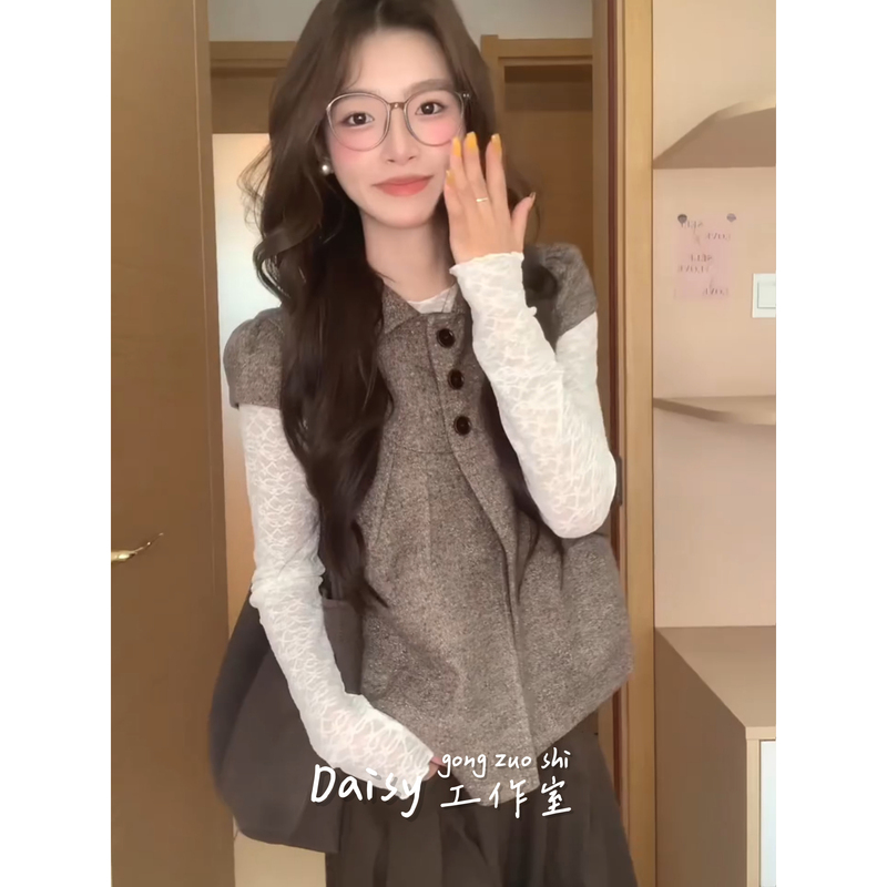 Korean-Style Vintage Doll Collar Short-Sleeve Vest Jacket for Women, Layered Outfit with Lace T-Shirt Top and Base Shirt Korean-Style Vintage Doll Collar Short-Sleeve Vest Jacket for Women, Layered Outfit with Lace T-Shirt Top and Base Shirt