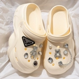 Летние тапочки в стиле Crocs на платформе, нескользящие пляжные босоножки, женский стиль, коллекция 2024 года, подходят для носки на улице, увеличивают рост, антибактериальная пропитка, закрытый носок