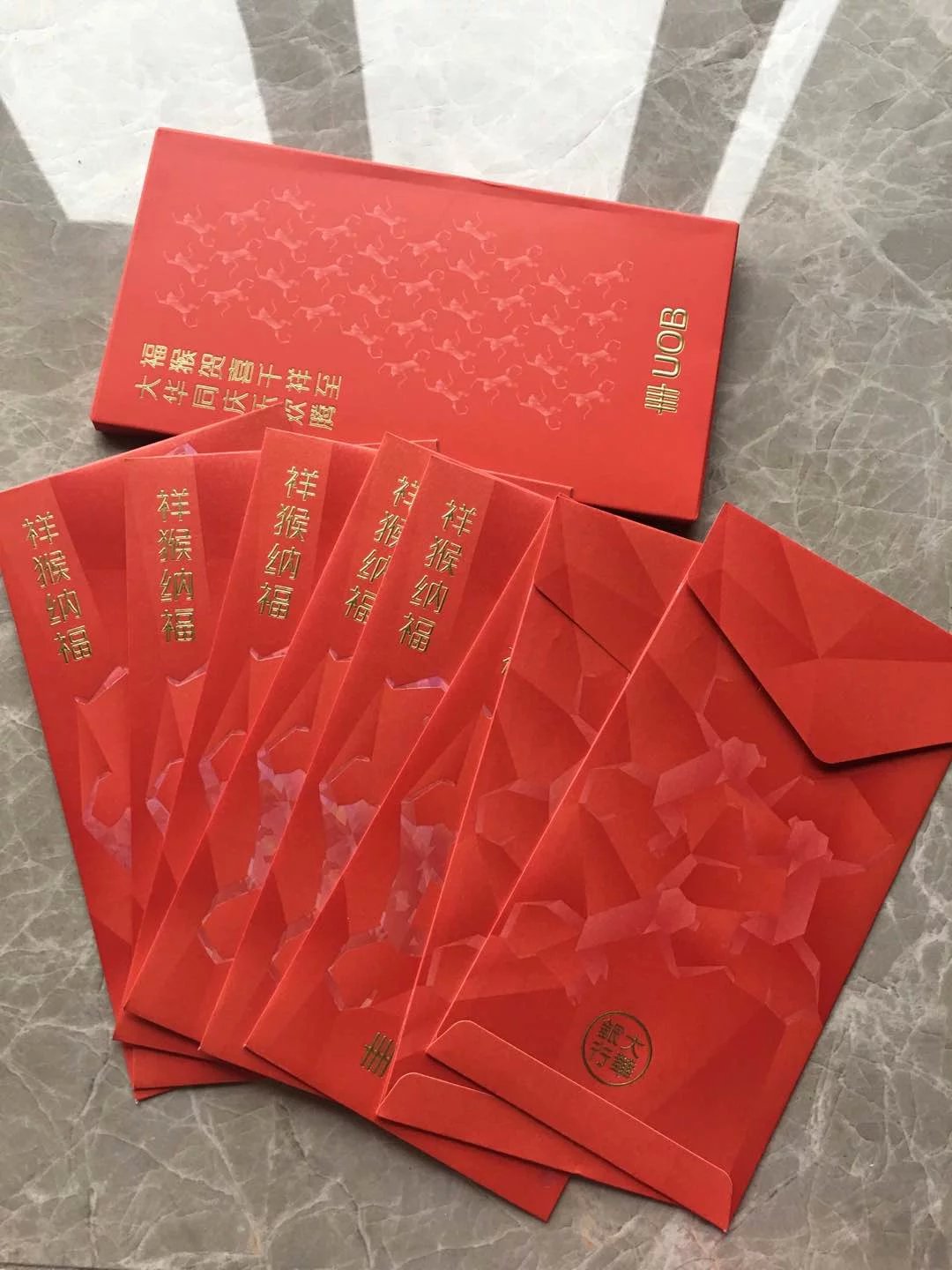 Singapore version of *uob UOB Red Profit is a cover of 30 yuan / 10