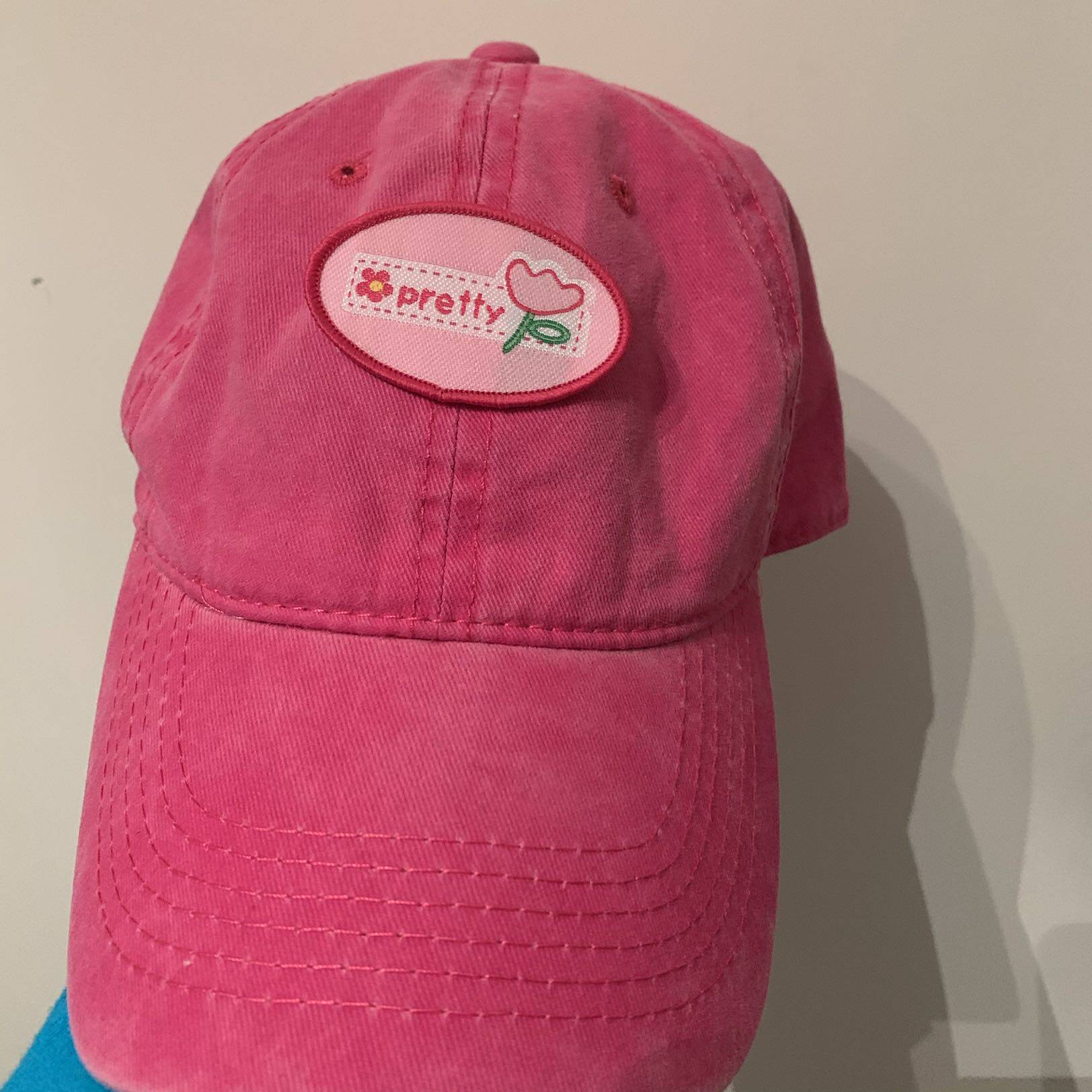 Who brings up the cute pink adorable flowers The small flower hat duck tongue can adjust the female cap