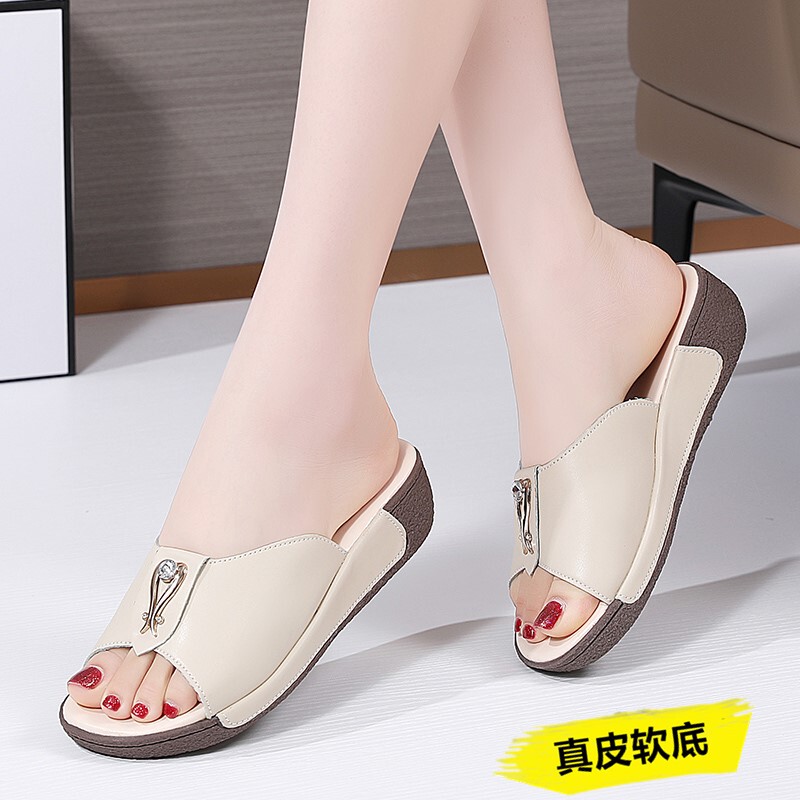 Genuine Leather Thick-Soled Sandals for Women, Suitable for Outdoor Wear in Summer, with Soft Rubber Soles, Fashionable, Height-Increasing, Casual, Suitable for Going Out, Mom's Slip-On Sandals Genuine Leather Thick-Soled Sandals for Women, Suitable for Outdoor Wear in Summer, with Soft Rubber Soles, Fashionable, Height-Increasing, Casual, Suitable for Going Out, Mom's Slip-On Sandals