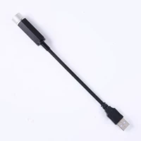 Красный свет черного раковины с USB -гнездой