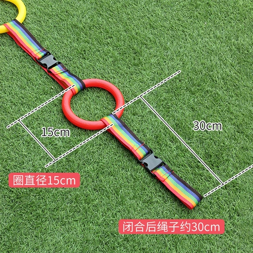 Целая очередь детского сада для тяги веревки детей на улице из рук, вытяните ручку, кольцо, доверенный ребенок и потерял артефакт доставки