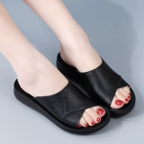 Летние тапочки, обувь, нескользящие сандалии для выхода на улицу, слайдеры для матери, 2024 года, для среднего возраста