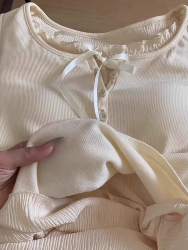 Женская белая нижняя рубашка из двух частей, весна 2025, новый осенне-зимний шикарный и красивый облегающий топ с красивым дизайном