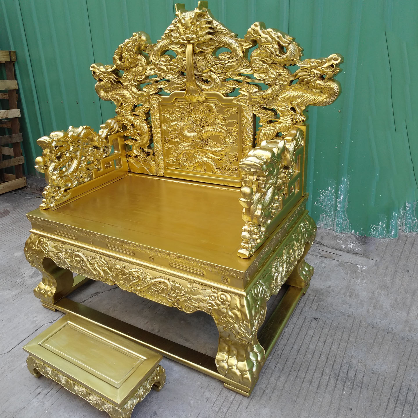 雕龙宝座：传统硬木家具的巅峰之作