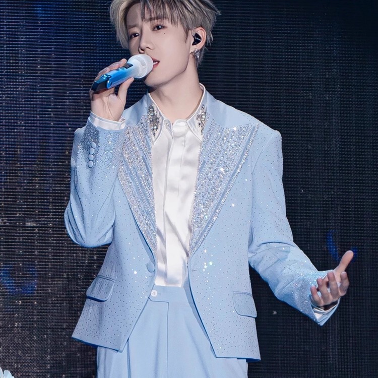 Celebrities' Same Style Sky Blue Heavy-Duty Rhinestone-Embellished Men's Suit with High-End Feel for Stage Performances and Trendy Shoulder Pads