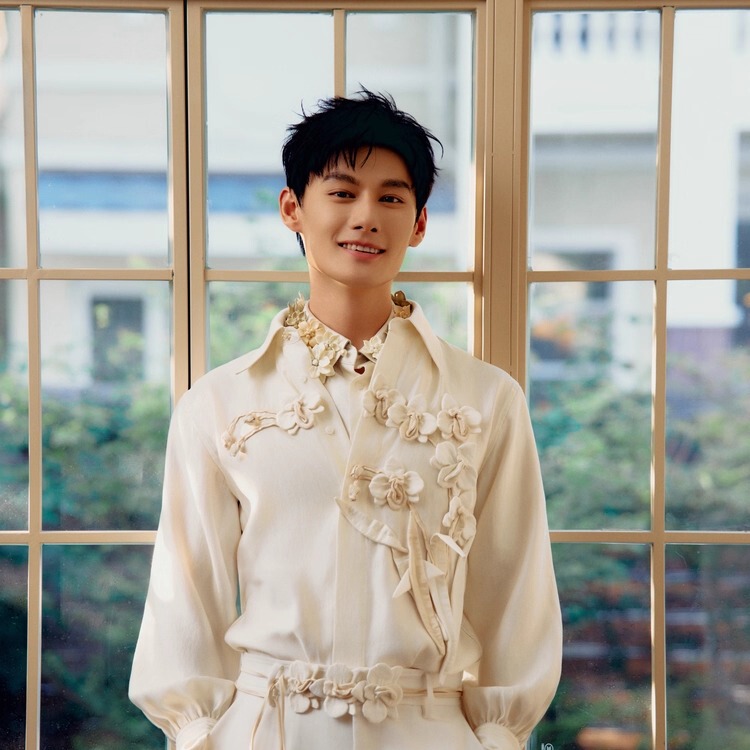 Wang Zhuochen's Celebrity-Style White Three-Dimensional Floral Shirt for Men, Long-Sleeved, Collared, Versatile, High-End, Stylish and Trendy