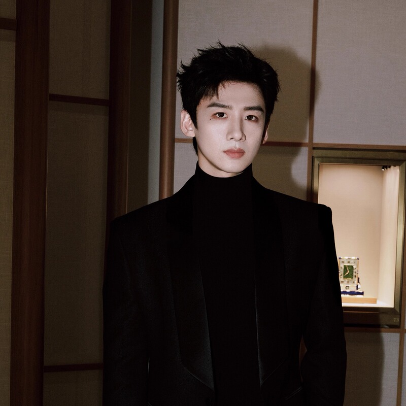 Black Notch Lapel Suit Jacket for Men, Same Style as Bai Jingting, Business Style with a High-End Feel, Padded Shoulder Suit Set, Trendy