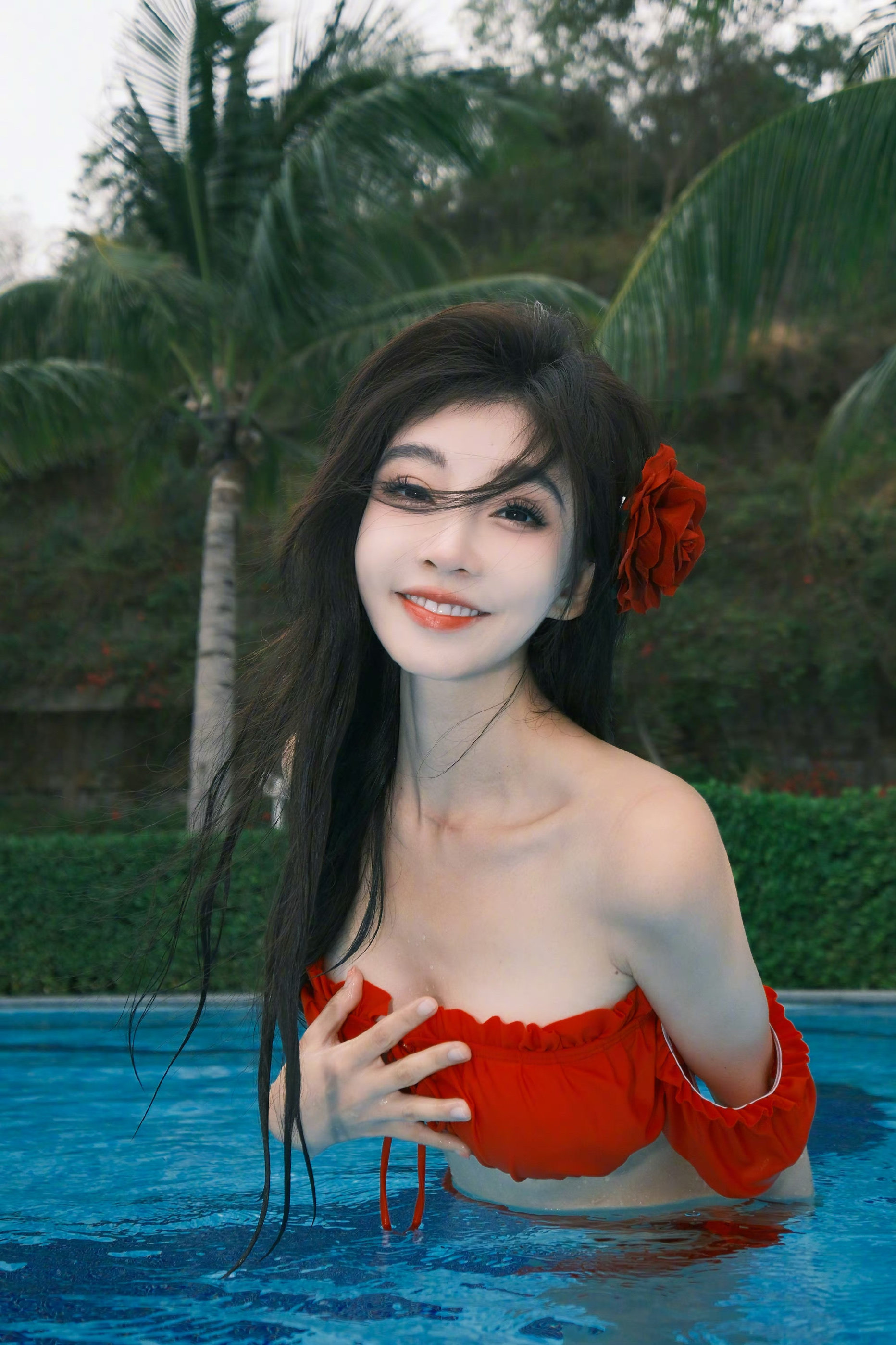 フェン・ティモのセレブ御用達レッドビキニは、色白肌を美しく見せ、タイのビーチや温泉でのバケーションに最適です。純粋で魅惑的な魅力を放つ、ユニークなデザインです。