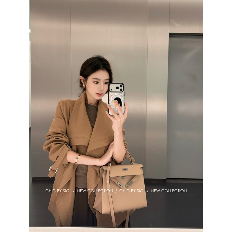 Chic by Siqi “Zhishi Wanying” Cool and Stylish Design Lace-Up Lapel Ruffled Trench Coat Chic by Siqi “Zhishi Wanying” Cool and Stylish Design Lace-Up Lapel Ruffled Trench Coat