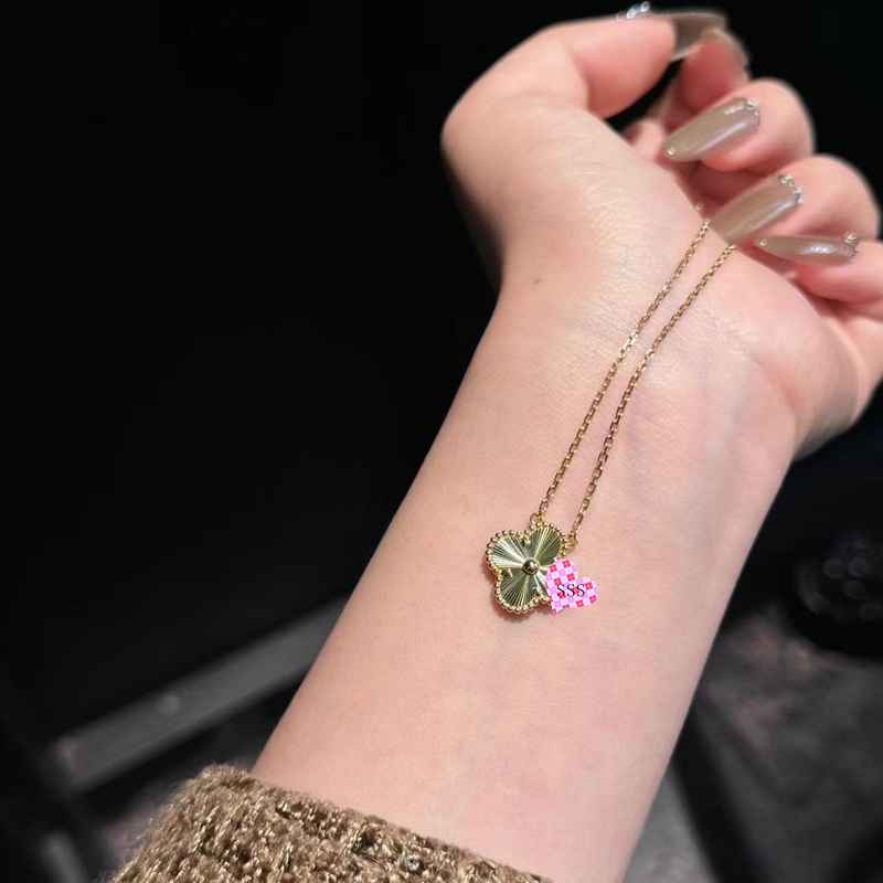 18K Gold Four-Leaf Clover Necklace with Red Chalcedony Pendant, Clavicle Chain, Christmas Limited Edition Laser Five-Flower Bracelet 18K Gold Four-Leaf Clover Necklace with Red Chalcedony Pendant, Clavicle Chain, Christmas Limited Edition Laser Five-Flower Bracelet