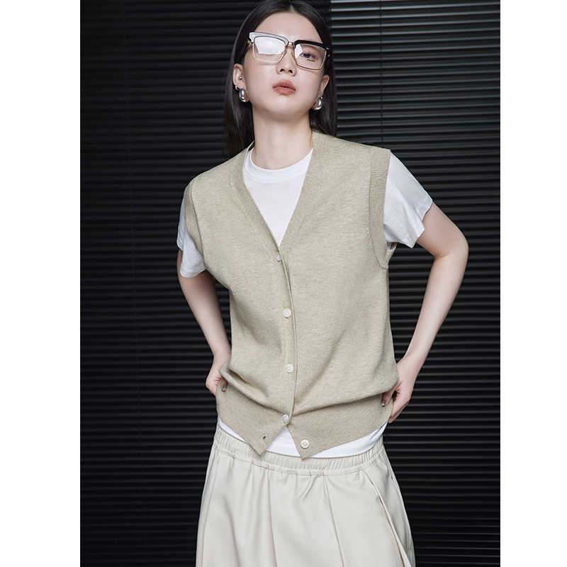 Moment Apricot-Colored French-Style V-Neck Vest Cardigan for Women, 2025 Autumn New Sleeveless Design, Super Stylish and Unique Moment Apricot-Colored French-Style V-Neck Vest Cardigan for Women, 2025 Autumn New Sleeveless Design, Super Stylish and Unique