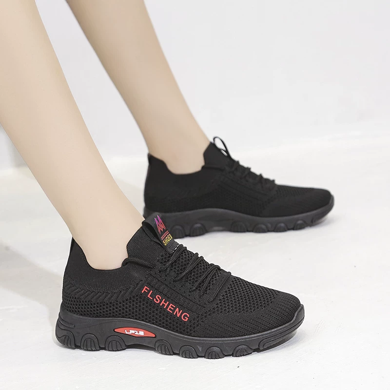 Old Beijing cloth shoes for women, black work shoes, non-slip soft-soled mesh shoes for middle-aged and elderly mothers, so your feet won’t get tired after standing for a long time.