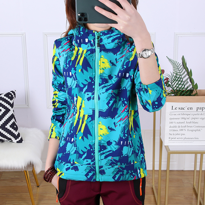 Outdoor Soft Shell Jacket for Women, Windproof and Waterproof Hooded Jacket, Camouflage Fleece-Lined Warm Autumn and Winter Mountaineering and Skiing Jacket