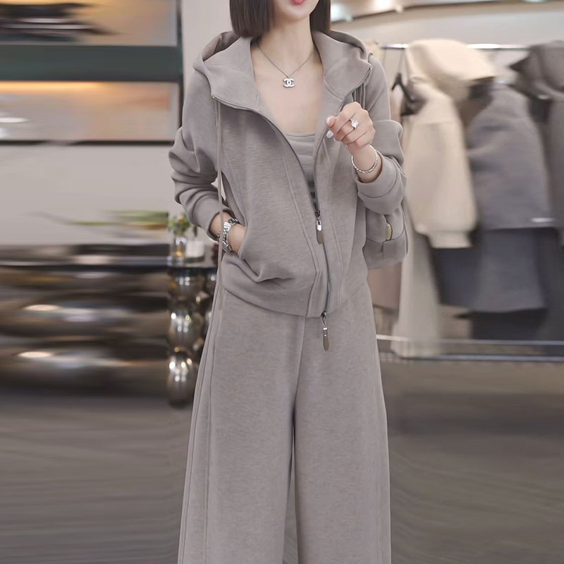 Casual and Stylish Loose-Fitting Hooded Sweatshirt Jacket and Casual Sports Pants Two-Piece Set with a High-End Feel for Women in Autumn Casual and Stylish Loose-Fitting Hooded Sweatshirt Jacket and Casual Sports Pants Two-Piece Set with a High-End Feel for Women in Autumn
