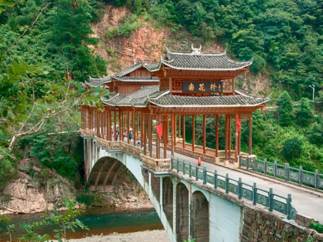 中国衣服最多的民族,传统服饰是超短裙