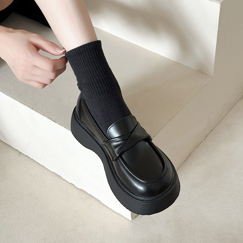 Черные маленькие кожаные туфли; коллекция 2025 года; сезон весна-осень; новая стильная универсальная юбка; лоферы в британском стиле на толстой подошве для студентов