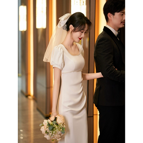 Приталенное белое вечернее платье