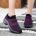Giày thể thao lưới nữ mùa hè thoáng khí nhẹ một bước đế dày giày dệt kim Hàn Quốc giày lưới thấp trên gót giữa - Giày cắt thấp