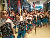 Dance At that time the flowers blossom childrens dance performances childrens costumes national costumes Yingshan Red