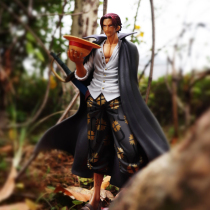 One piece of the red hair Shanks Navy green pheasant female emperor Luo animation peripheral birthday gift model toy