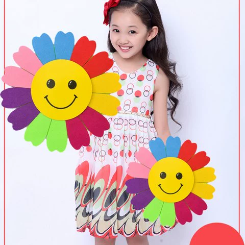Красочный реквизит подсолнечника, спортивная встреча, церемония открытия, вход, портативный объект, представление в детском саду, рука, цветок, танец, цветок