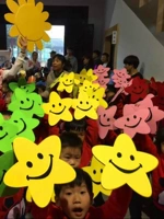 Выступление с большим хором производительность производительности улыбка лица Пентагон игры Открытие Liuyi детского сада