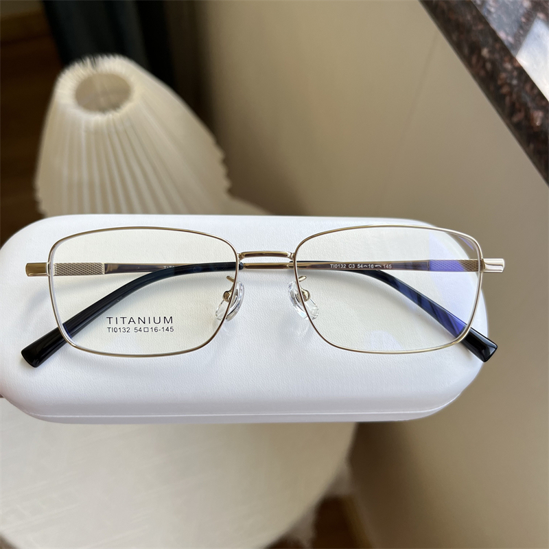 11g 136-54 Gold-Rimmed Eyeglass Frame for Men, Business Titanium Rectangular Frame, Can Be Fitted with Prescription Lenses for Women 11g 136-54 Gold-Rimmed Eyeglass Frame for Men, Business Titanium Rectangular Frame, Can Be Fitted with Prescription Lenses for Women