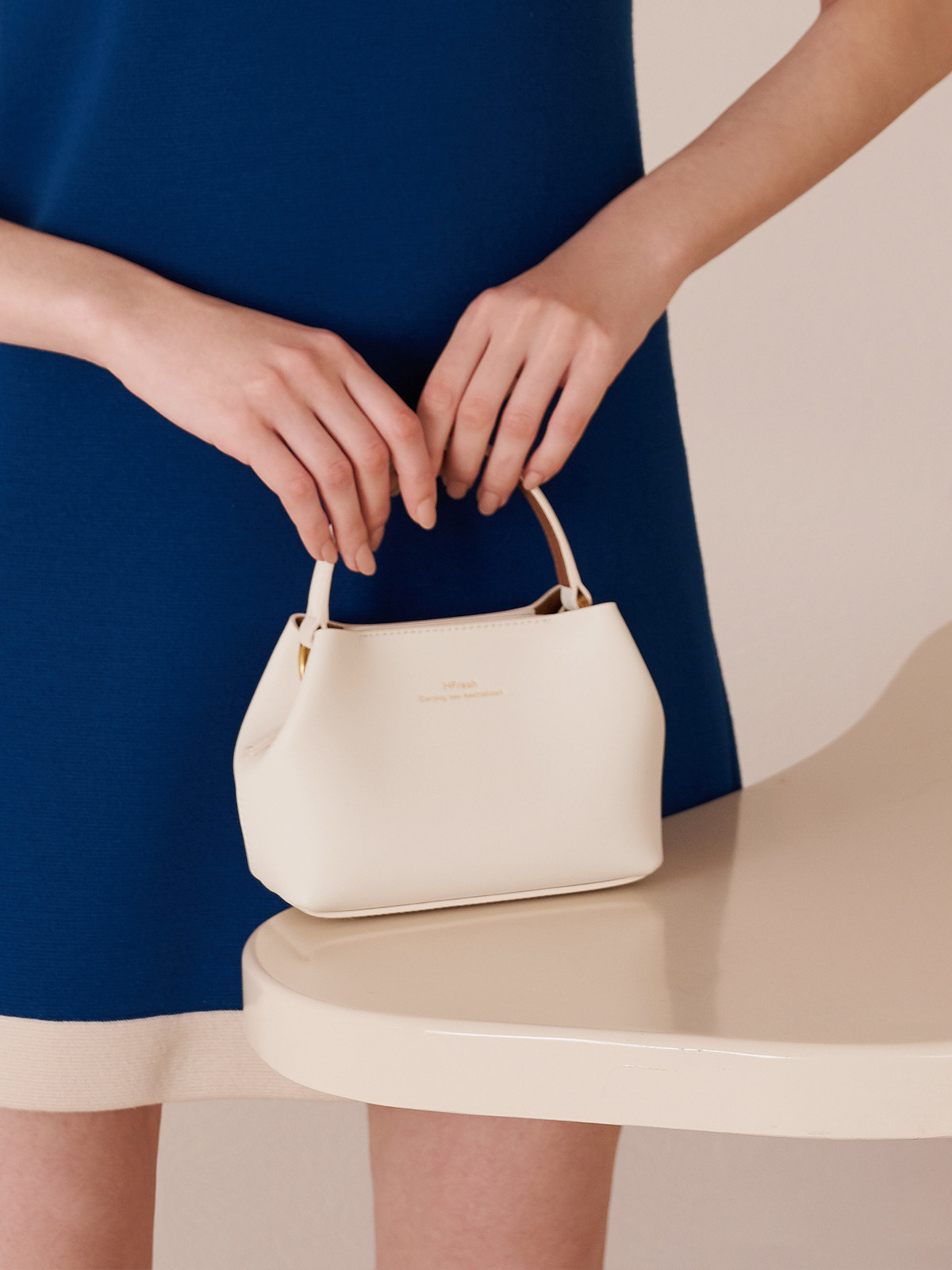 HFresh messenger bucket bag women's bag new 2021 wild leather white niche design handbag