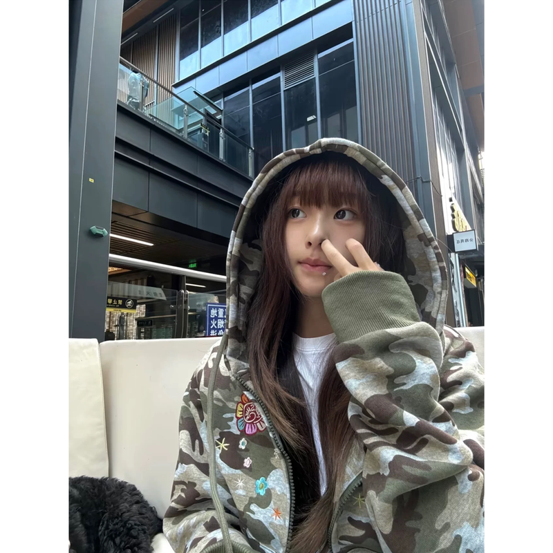 American Retro Camouflage Flower Embroidered Hooded Sweatshirt for Women in Spring & Fall, Relaxed and Lazy High Street Short Zipper Jacket American Retro Camouflage Flower Embroidered Hooded Sweatshirt for Women in Spring & Fall, Relaxed and Lazy High Street Short Zipper Jacket