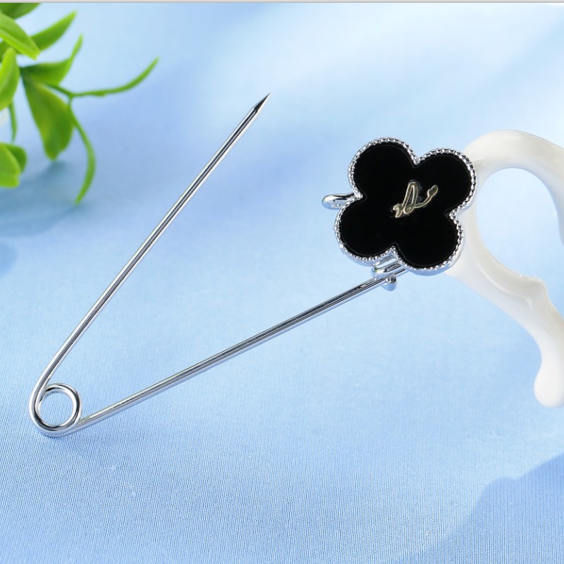 Khăn choàng đơn giản pin lớn khóa áo len áo len áo khoác trâm nữ Hàn Quốc trâm cài đen bốn lá phụ kiện cỏ ba lá cài áo