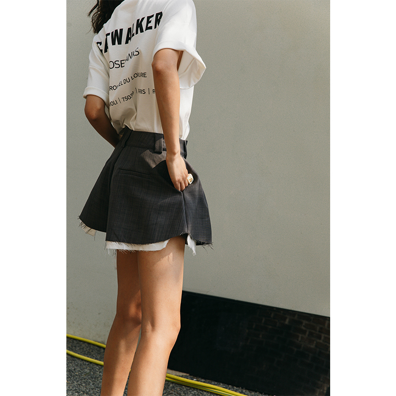 Rosebanks Has an Unruly Surface but Is Subtly Exquisite. Layered Pocket Fabric with Raw Edges Design A-Line Short Skirt Pants