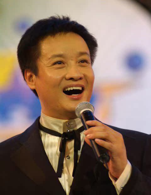 Like the imitation Yan Weiwen singing and singing the advertising soundtrack Opening of the annual Keio Annual Meeting Gala Show Song School Song