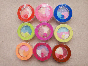 The price is as low as crash Korea ho~l~i~ ~ ka three-color eye shadow slightly flash nude makeup Burgundy earth color