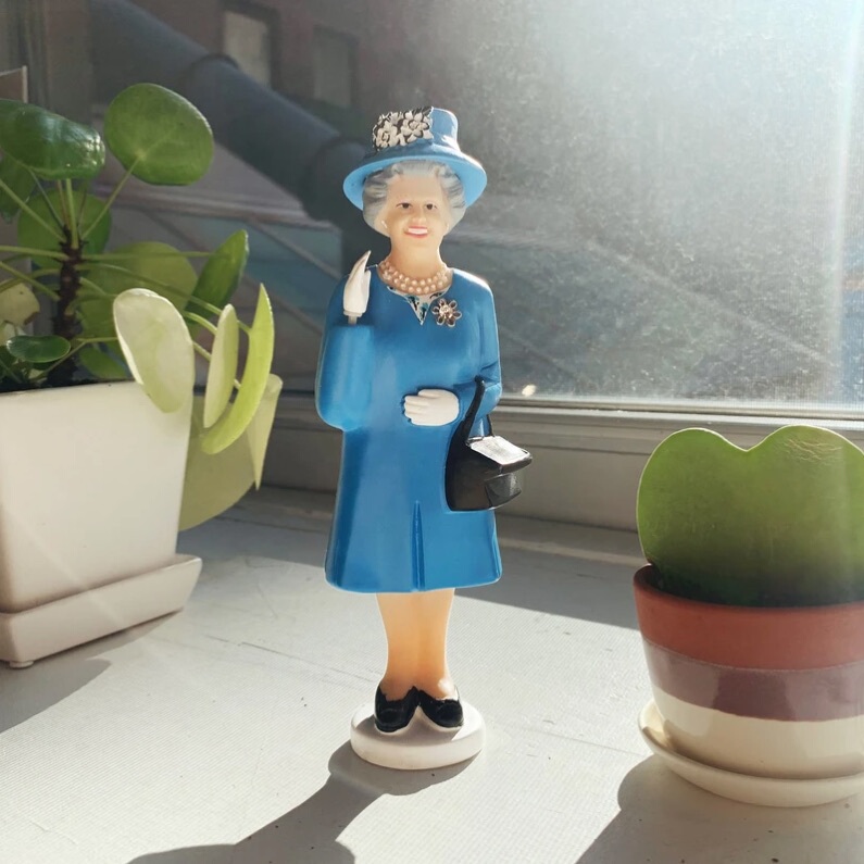 American Kikkerland British Queen Solar Ornament Corgi Dog Doll Fun and Creative Gift American Kikkerland British Queen Solar Ornament Corgi Dog Doll Fun and Creative Gift