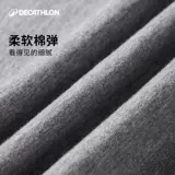 Белая приятная телу дышащая цветная футболка с коротким рукавом