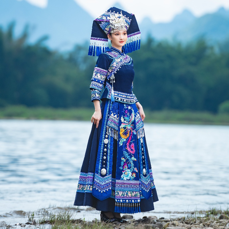 広西チワン族の3月3日チワン族の衣装女性の少数民族の大人の刺繍の衣装チワン族の錦織りのロングスカートの公演衣装