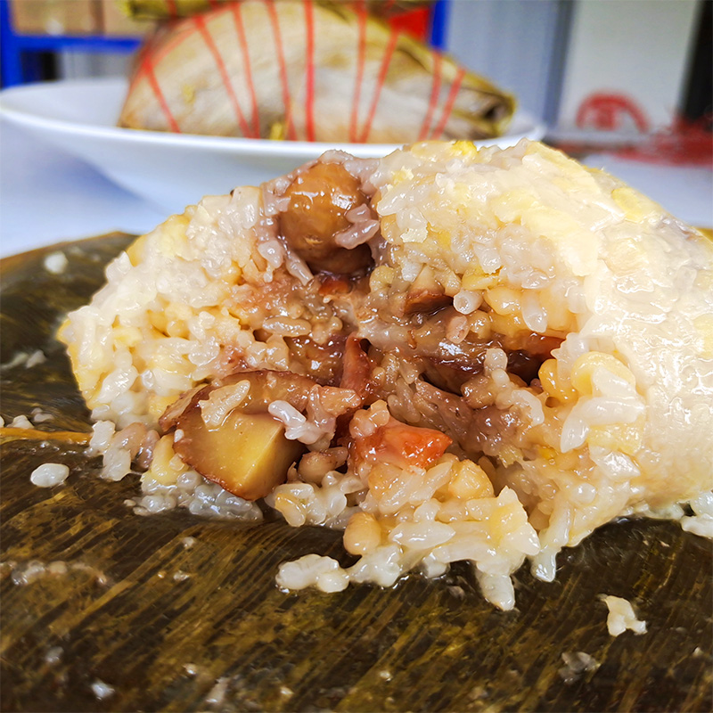 Guangxi Lingshan Special production of large meat rice dumplings Chestnut Fresh Meat Rice Dumplings Handmade Bulk Convenient Fast Food Salty Rice Dumplings 330 gr