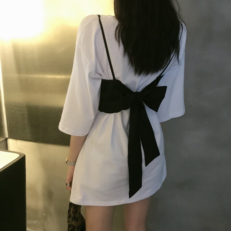 Internet celebrity Hyuna wears white short-sleeved t-shirts before and after, female sense tops, bow tie waist slimming dress