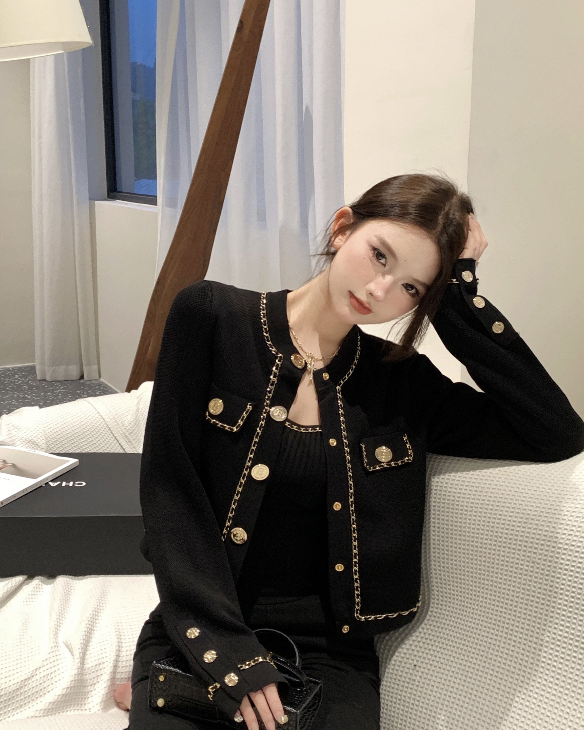 Little fragrance black long - sleeved coat woman autumn and winter 2023 new French style famous woman to make a short sweater