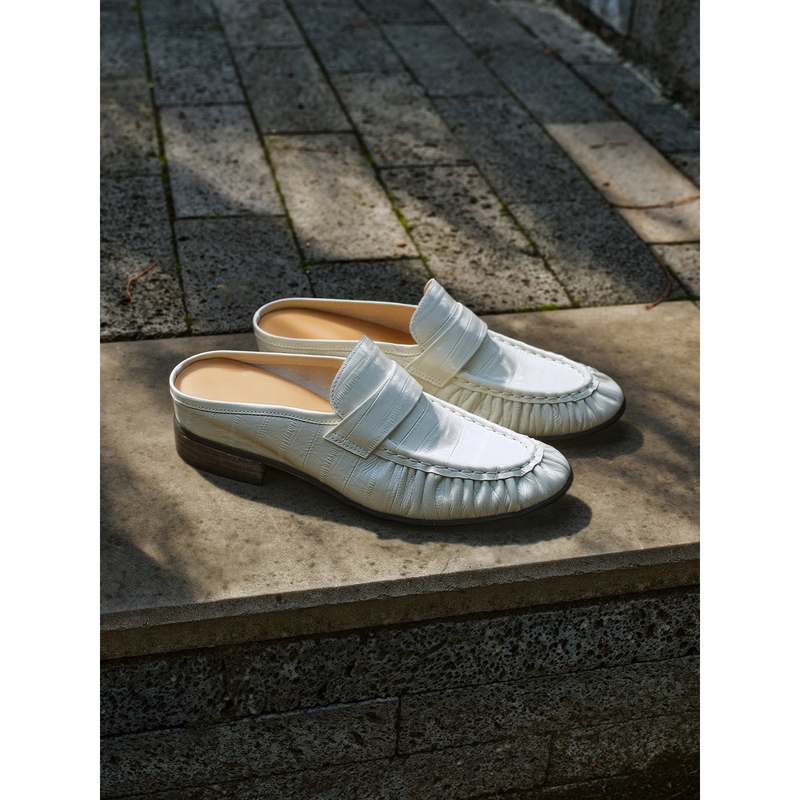 Step Isle ● Lazy Moments ● Eel-Pattern Slip-On Mules with Hidden Height Increase and Closed Toe. Step Isle ● Lazy Moments ● Eel-Pattern Slip-On Mules with Hidden Height Increase and Closed Toe.
