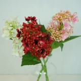 Маленькая свежая и простая симуляция Цветок Dingxiang Hydrangea Flort Fruit рука держит маленький цветочный пакет кофейный столик