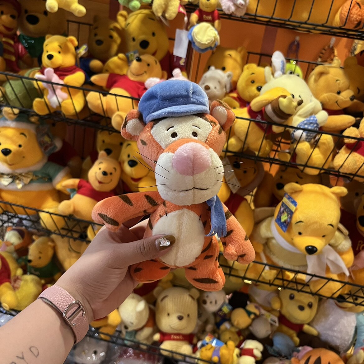 Tigger plush doll is out of print as shown in the picture ~ feels very good 18cm