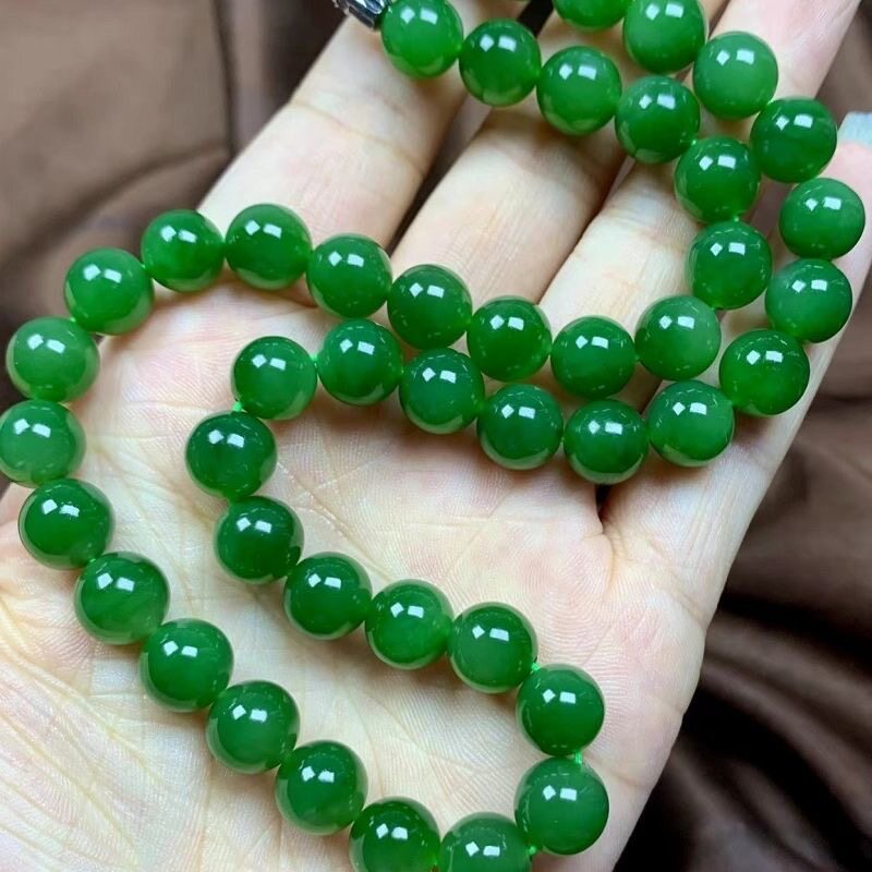 上玉のトレンディな新疆グリーンジェイドネックレス、クォーツァイトジェイドほうれん草グリーンジェイドビーズ、アベンチュリンネックレス、高級感のある仕上がり