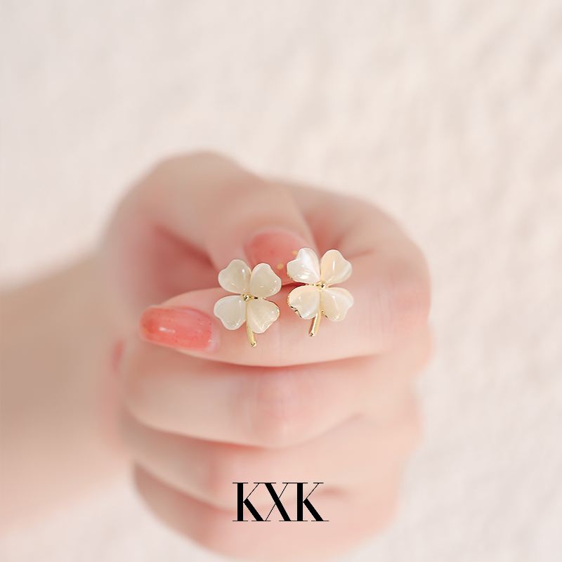 Four Leafy Grass Cat Eyes Stone Ear Nail Woman 2021 New Wave small crowddesign senses small and delicate earrings Temperament Earrings