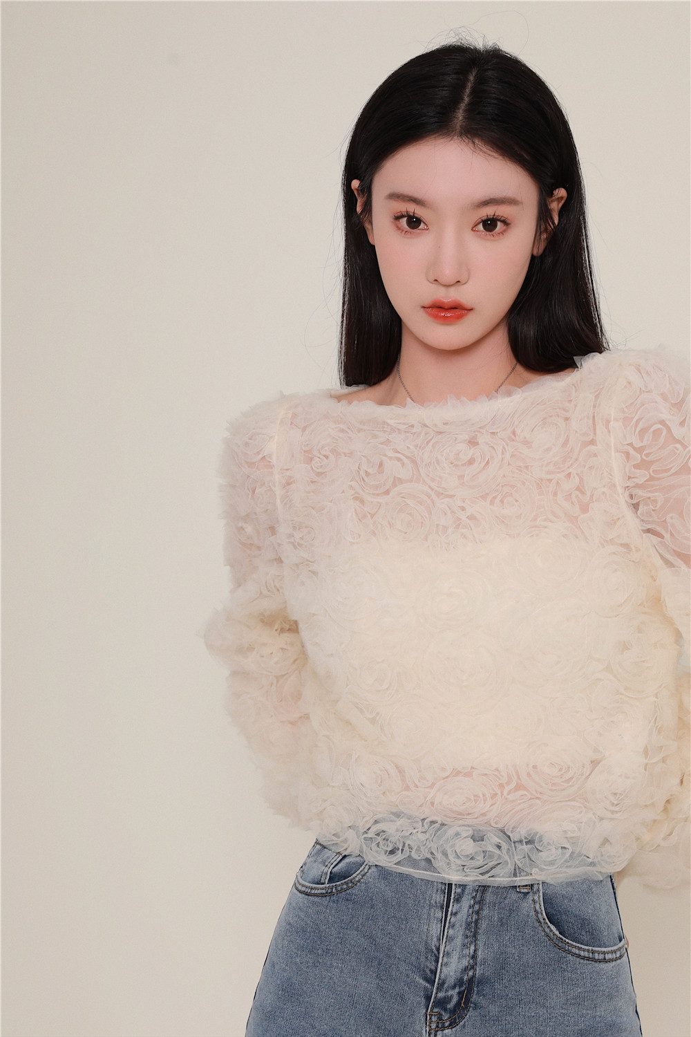 French chic white three-dimensional beauty rose round neck shirt women's spring 2022 new niche design tops