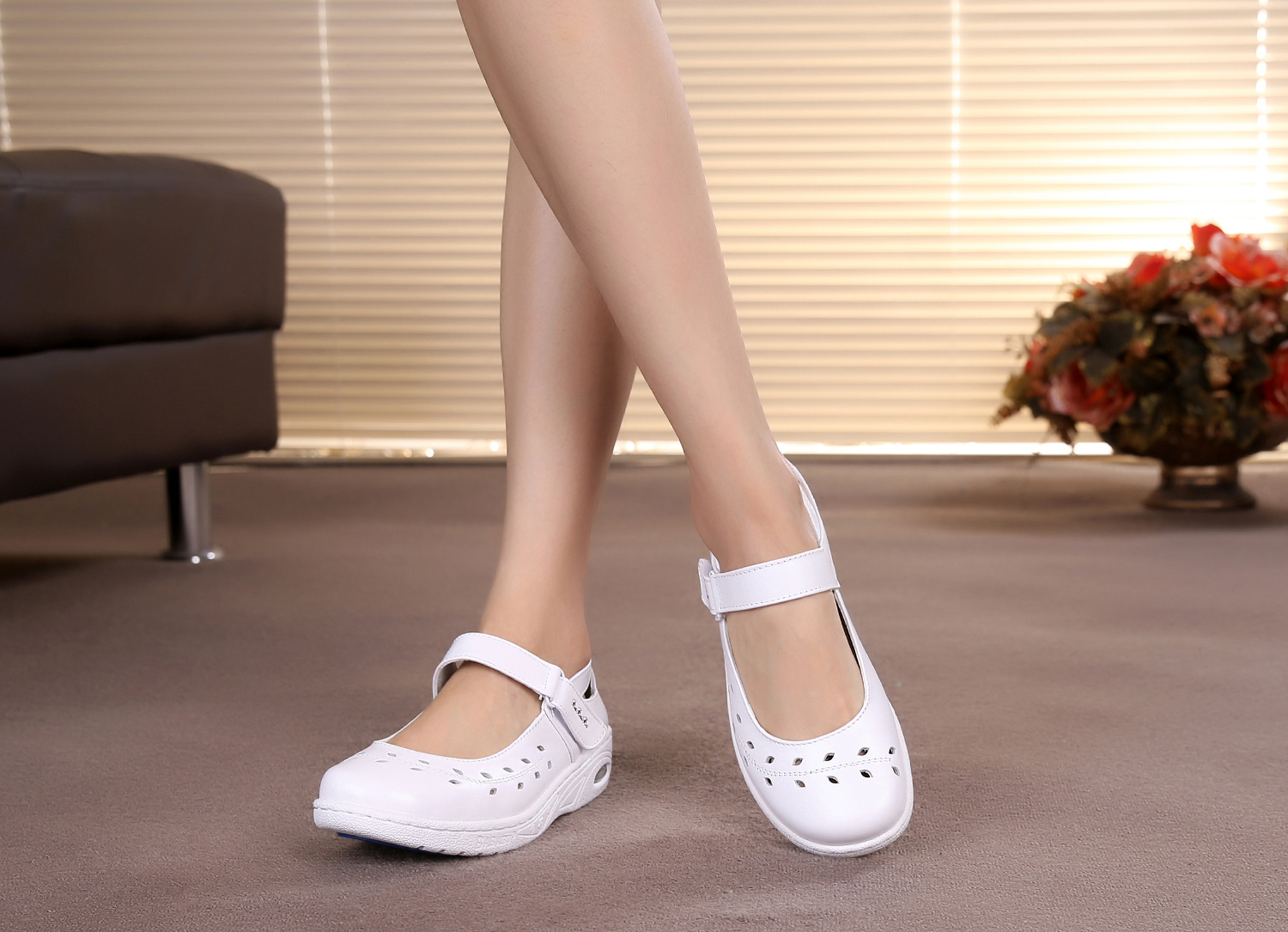 佰 夏季 mùa hè da y tá giày nữ trắng nêm với rỗng breathable non-slip làm việc thấp để giúp dép giày mẹ